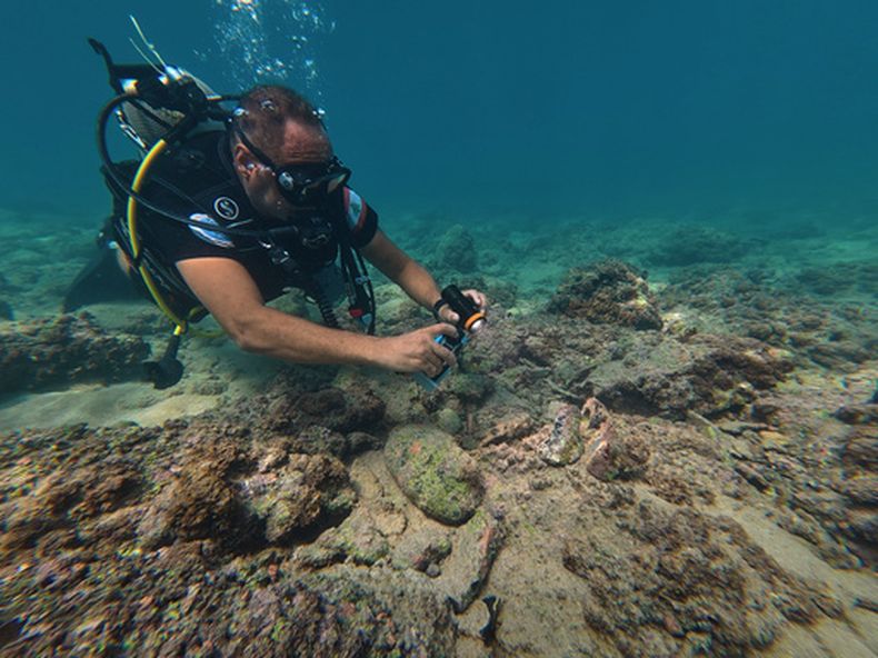 Youssef Jundi, gerente del centro de buceo Lebanon Diving Center, graba en video fragmentos de cerámica antigua en un yacimiento arqueológico cercano a la costa, en la ciudad portuaria de Tiro, el jueves 17 de septiembre de 2026, en el sur de Líbano. (AP Foto/Bilal Hussein)
