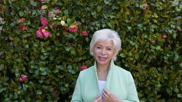 La autora Isabel Allende posa fuera de su estudio en Sausalito, California, el 12 de abril de 2023, para promover su más reciente libro “El viento conoce mi nombre”. (Foto AP/Eric Risberg)