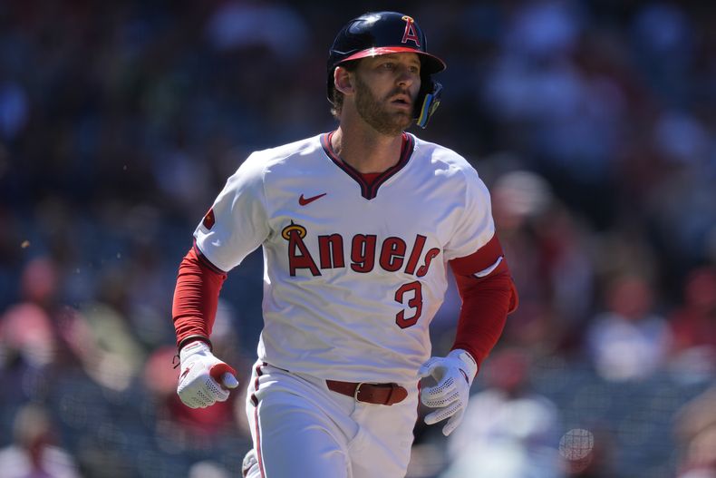 Taylor Ward, de los Angelinos de Los Ángeles avanza luego de impactar un sencillo durante la sexta entrada ante los Atléticos de Oakland, el domingo 28 de julio de 2024, en Anaheim, California. (AP Foto/Ryan Sun)