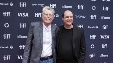 ARCHIVO - Stephen King, a la izquierda, y Mike Flanagan aparecen en el estreno de The Life of Chuck durante el Festival Internacional de Cine de Toronto en Toronto el 6 de septiembre de 2024. (Foto AP/Chris Pizzello, archivo)