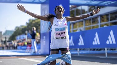 El etíope Tigst Assefa cruza la meta al ganar el maratón de Berlín, el domingo 24 de septiembre de 2023. (Andreas Gora/dpa vía AP)