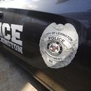 ARCHIVO - Una patrulla de la policía de Lexington, Mississippi, se encuentra estacionada afuera de su comisaría cerca de la plaza principal de la ciudad, el 15 de agosto de 2022. (AP Foto/Rogelio V. Solis, archivo)