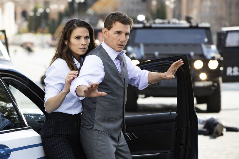 En esta imagen proporcionada por Paramount Pictures, Hayley Atwell, izquierda, y Tom Cruise en Mission: Impossible Dead Reckoning - Part One. (Christian Black/Paramount Pictures y Skydance vía AP)