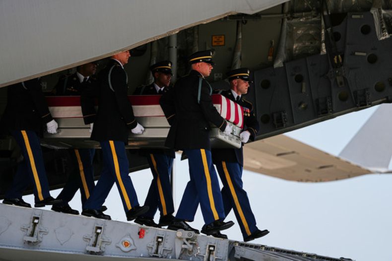 Un equipo del Ejército de Estados Unidos traslada un ataúd que contiene los restos del teniente primero Tyler James Feehan, de Ewa Beach, Hawai, el miércoles 22 de julio de 2026, en la Base de la Fuerza Aérea de Dover, Delaware. (AP Foto/Matt Rourke)