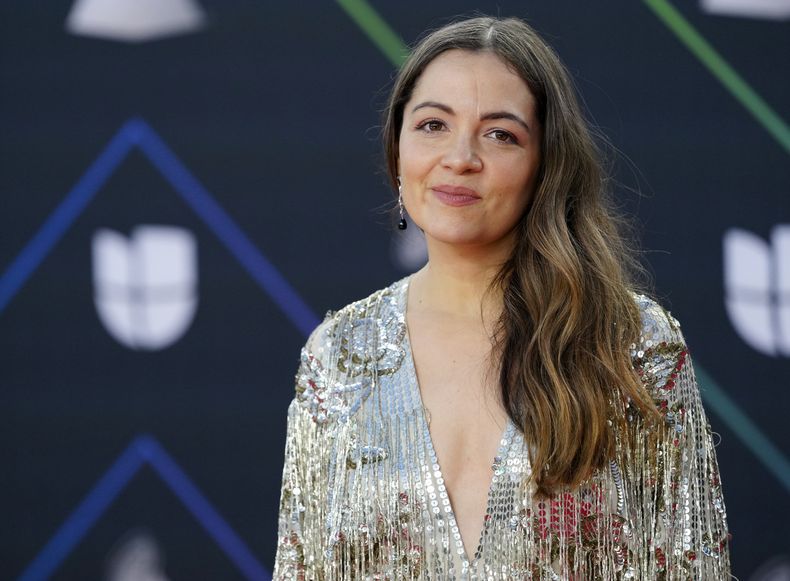 ARCHIVO - Natalia Lafourcade llega a la 22ª entrega del Latin Grammy el jueves 18 de noviembre de 2021 en la Arena MGM Grand Garden en Las Vegas. Lafourcade es una de las presentadoras y nominadas de los Latin Grammy que se entregarán el 16 de noviembre de 2023. (Foto Eric Jamison/Invision/AP, archivo)