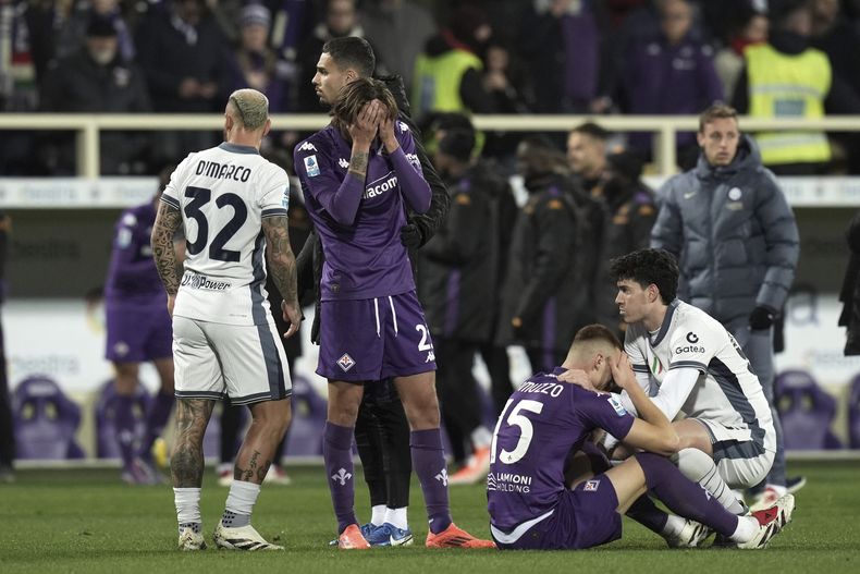 Los angustiados jugadores se consuelan luego que Edoardo Bove de la Fiorentina se desplomó durante el partido contra el Inter de Milán en la Serie A, el domingo 1 de diciembre de 2024, en Florencia. (Massimo Paolone/LaPresse vía AP)