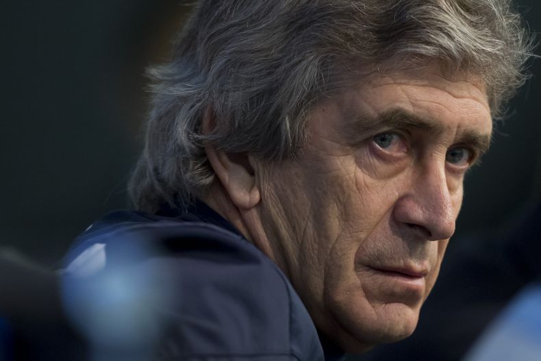 El chileno Manuel Pellegrini, t&eacute;cnico del Manchester city, escucha una pregunta durante una conferencia de prensa en el Etihad Stadium, el lunes 17 de febrero de 2014. La UEFA abri&oacute; una investigaci&oacute;n a ra&iacute;z de las declaraciones