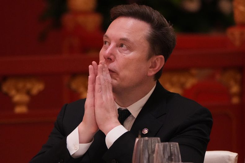 Elon Musk escucha el discurso del presidente chino Xi Jinping durante una cena de Estado con el presidente Donald Trump en el Gran Salón del Pueblo, el jueves 14 de mayo de 2026, en Beijing. (Foto de AP/Mark Schiefelbein)
