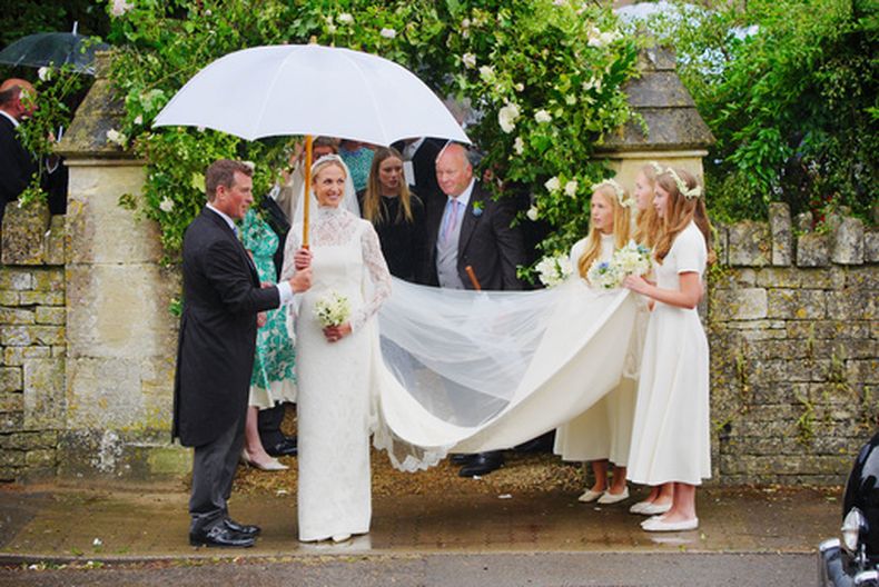 La novia Harriet Sperling y el novio Peter Phillips, tras su boda en la iglesia All Saints Church en Kemble, Gloucestershire, Inglaterra, el 6 de junio del 2026. (Ben Birchall/PA via AP)