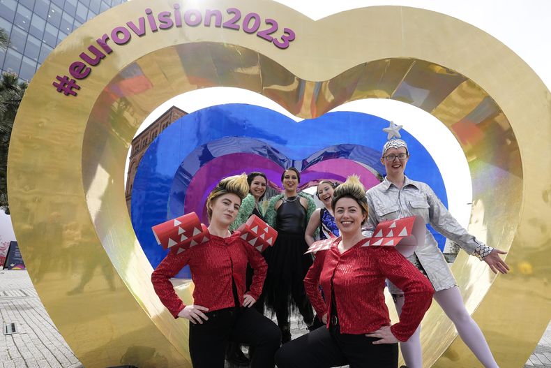 Fans de Eurovisión posan antes de la primera semifinal del Festival de la Canción de Eurovisión en Liverpool, Inglaterra, el martes 9 de mayo de 2023. (Foto AP/Martin Meissner)