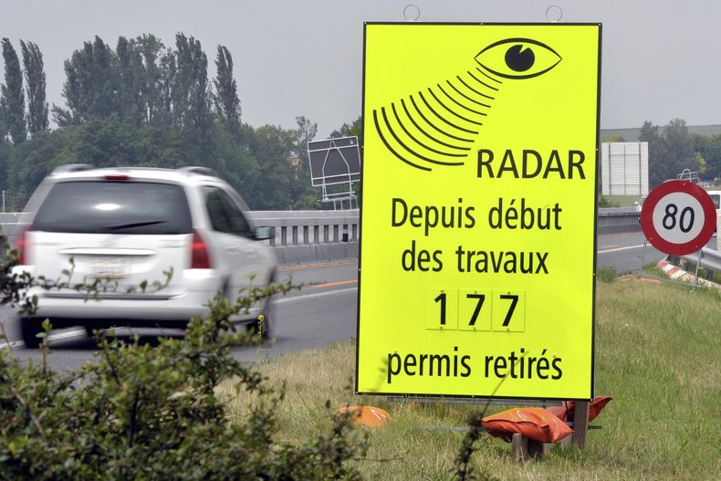 Un vehículo pasa frente a un letrero de la Policía de Vaud que indica el número de permisos de conducir retirados por exceso de velocidad en la autopista A1 entre Lausana e Yverdon, Suiza, el martes 15 de junio de 2010. (Dominic Favre/Keystone vía AP, archivo)