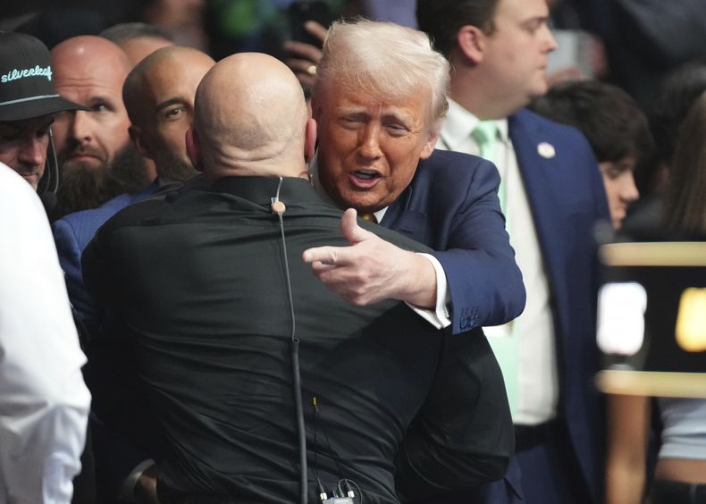 El presidente de Estados Unidos, Donald Trump, a la derecha, asiste a una pelea de artes marciales mixtas en de UFC 314, el sábado 12 de abril de 2025, en Miami. (AP Foto/Lynne Sladky)