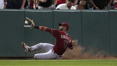El cubano Lourdes Gurriel Jr., de los Diamondbacks de Arizona,l atrapa una pelota de fául de Matt Thaiss, de los Ángelinos de Los Ángeles, en la cuarta entrada del encuentro en Anaheim, California, el 1 de julio de 2023. (AP Foto/Mark J. Terrill)