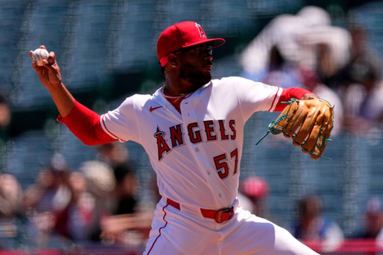 El dominicano Walbert Ureña lanza por los Angelinos de Los Ángeles en el duelo del miércoles 6 de mayo de 2026 ante los Medias Blancas de Chicago (AP Foto/Mark J. Terrill)