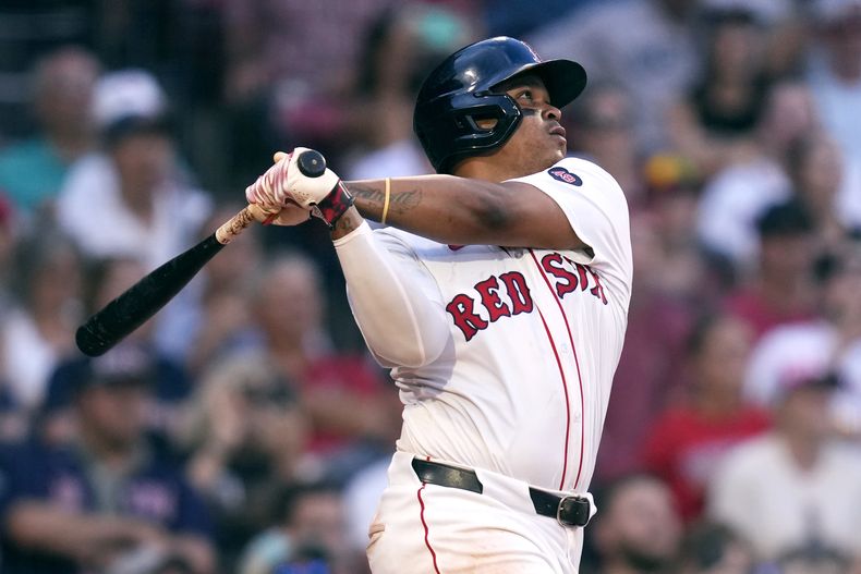El dominicano Rafael Devers de los Medias Rojas de Boston observa su doble remolcador para ganar el encuentro en la décima entrada ante los Marineros de Seattle el miércoles 31 de julio del 2024. (AP Foto/Charles Krupa)