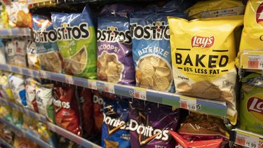 ARCHIVO - Papas fritas exhibidas para su venta en una tienda en Nueva York, el 25 de marzo de 2021. (AP Foto/Mark Lennihan, archivo)