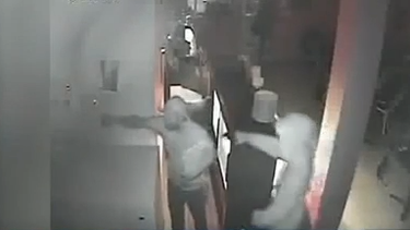 americateve | Cuatro hombres asaltaron un local de la popular cadena de comida rápida "La Granja", en Lauderdale Lakes, y mantuvieron a los empleados como rehenes.