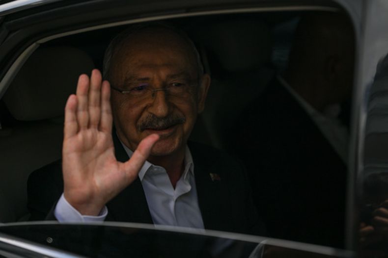 El exlíder del principal partido opositor de Turquía, el Partido Popular Republicano, o (CHP), Kemal Kilicdaroglu, saluda desde un auto tras hablar con periodistas en Ankara, el sábado 23 de mayo de 2026. (Ugur Yildirim/DIA Photo via AP)