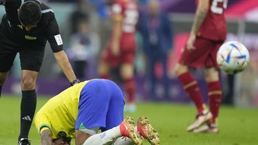 Neymar continúa el tratamiento para su tobillo en la piscina