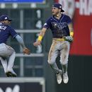 Los dominicanos Wander Franco y José Siri, de los Rays de Tampa Bay, celebran la victoria sobre los Astros de Houston, el viernes 28 de julio de 2023 (AP Foto/Kevin M. Cox)