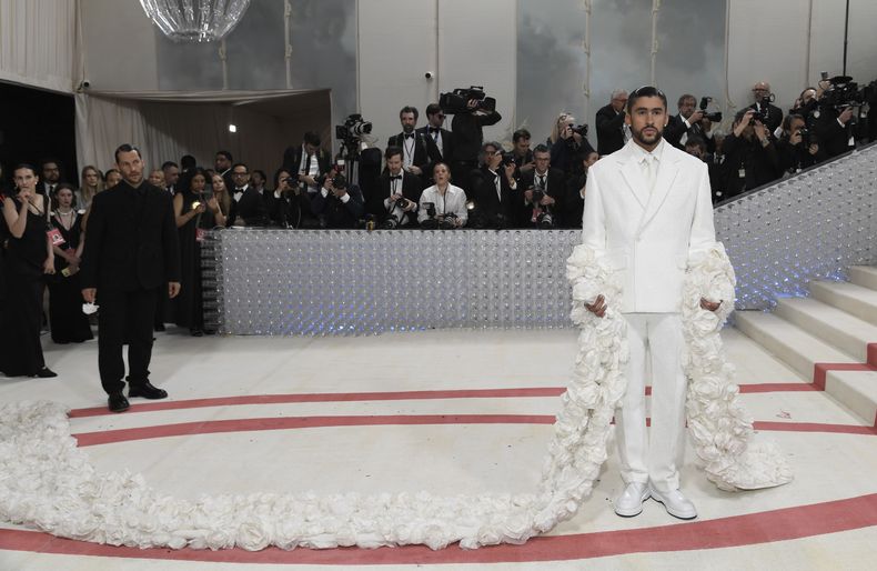 Bad Bunny llega a la gala del Instituto del Vestido del Museo Metropolitano de Arte para celebrar la inauguración de la exposición Karl Lagerfeld: A Line of Beauty el lunes 1 de mayo de 2023 en Nueva York. (Foto Evan Agostini/Invision/AP)