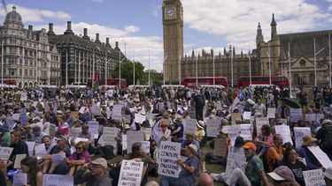 Manifestantes muestran pancartas en una protesta en apoyo del pueblo palestino en Gaza, en la Plaza del Parlamento, en Londres, el sábado 9 de agosto de 2025. (AP Foto/Alberto Pezzali)
