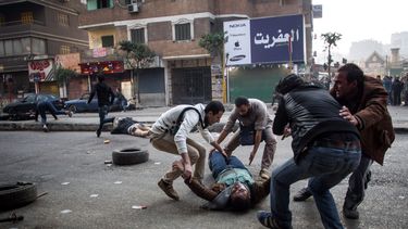 americateve | Manifestantes que demandan la restituci&oacute;n del presidente derrocado Mohammed Morsi intentan retirar a uno de sus compa&ntilde;eros que yace mortalmente herido durante un enfrentamiento con las fuerzas de seguridad en El Cairo, Egipto, el s&aacute;ba