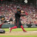 Matt McLain, derecha, de los Rojos de Cincinnati, batea un grand slam durante la quinta entrada del juego de béisbol en contra de los Diamondbacks de Arizona, el viernes 21 de julio de 2023, en Cincinnati. (AP Foto/Jeff Dean)