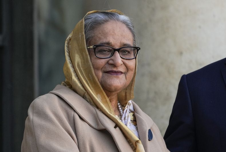 ARCHIVO - La primera ministra de Bangladesh, Sheikh Hasina Wazed, llega al palacio del Eliseo en París, el 9 de noviembre de 2021, para reunirse con el presidente de Fancia, Emmanuel Macron, en una reunión bilateral en un aparte del Foro de la Paz de París. (AP Foto/Michel Euler, Archivo)