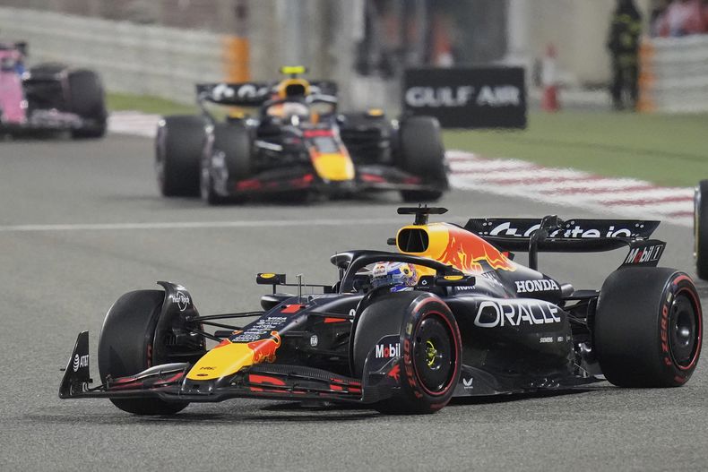 El piloto de Red Bull Max Verstappen, de los Países Bajos, en acción durante el Gran Premio de Bahréin de Fórmula Uno, en Sakhir, el domingo 13 de abril de 2025. (AP Foto/Darko Bandic)