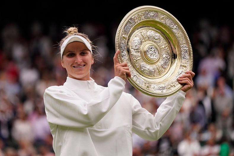 ARCHIVO - Foto del sábado 15 de julio del 2023, la checa Marketa Vondrousova celebra con el trofeo tras ganar Wimbledon al vencer a la tunecina Ons Jabeur en la final. (AP Foto/Alberto Pezzali, Archivo)