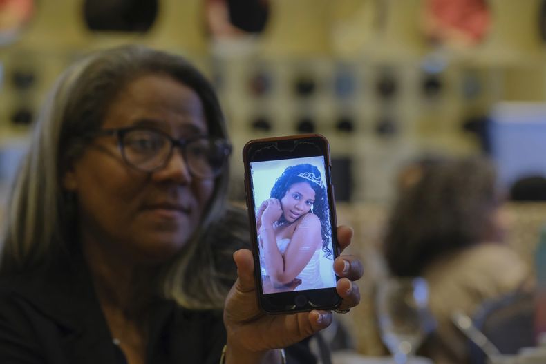 Rosa Hernández muestra una foto de su difunta hija Rosaura Almonte en Santo Domingo, República Dominicana, el domingo 10 de diciembre de 2023. Hernández pidió una excepción para que su hija abortara para poder usar quimioterapia como tratamiento para la leucemia, pero fue negado porque eso pondría al feto en riesgo de muerte en República Dominicana, donde el aborto está penalizado sin excepciones. Tanto su hija como el feto de 13 semanas de su hija murieron en 2012. (AP Foto/Ricardo Hernández)