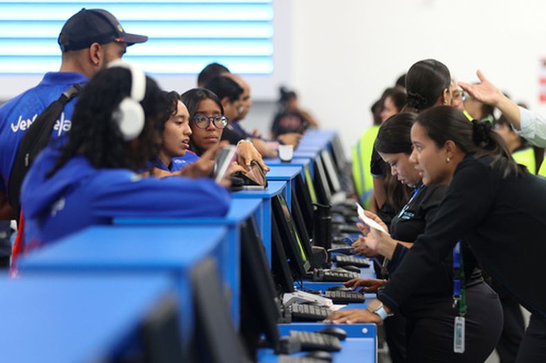 Pasajeros realizan el proceso de facturación en el Aeropuerto Internacional Simón Bolívar, que reabre para vuelos comerciales dos meses después de haber cerrado debido al terremoto en Maiquetía, Venezuela, el martes 1 de septiembre de 2026. (AP Foto/Pedro Mattey)