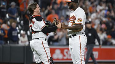 Adley Rutschman, cátcher de los Orioles de Baltimore, felicita al dominicano Félix Bautista, tras el duelo ante los Angelinos de Los Ángeles, el miércoles 17 de mayo de 2023 (AP Foto/Terrance Williams)
