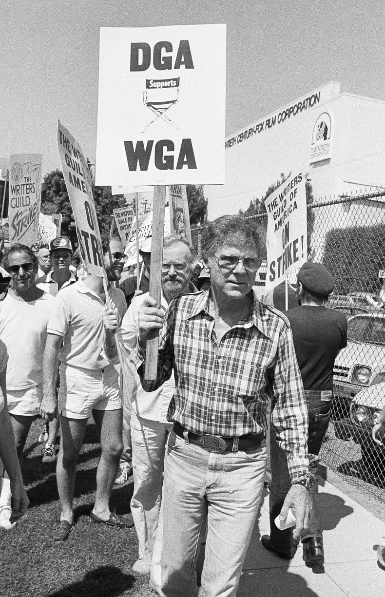 ARCHIVO - El actor y director Jackie Cooper se une a los miembros de Sindicato de Escritores y el Sindicato de Directores durante una manifestación masiva en el estudio 20th-Century Fox en Los Ángeles el 25 de junio de 1981. Los miembros de Sindicato de Escritores de la Pantalla han estado en huelga durante 11 semanas después de las negociaciones con los productores llegaron a un callejón sin salida por el tema de la televisión de paga. (Foto AP/Wally Fong, archivo)