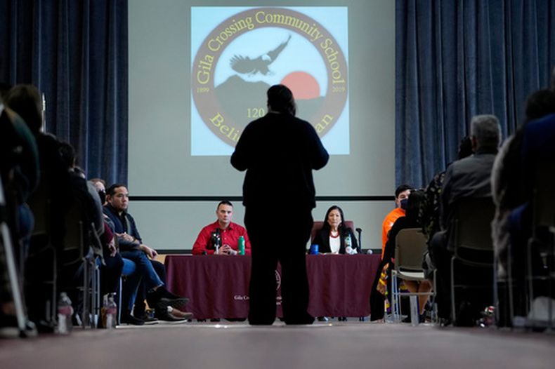 La entonces secretaria del Interior estadounidense Deb Haaland (d) y el director de Asuntos Indígenas Bryan Newland (i) escuchan a April Hiosik Ignacio (cent) en Laveen, Arizona, el 20 de enero del 2023. (AP foto/Matt York)