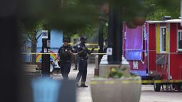 Agentes de policía investigan tras un ataque en el centro comercial Pearl Street, el domingo 1 de junio de 2025, en Boulder, Colorado. (AP Foto/David Zalubowski)