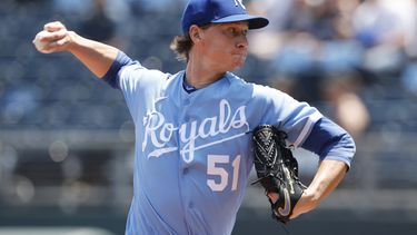 El lanzador de los Reales de Kansas City Brady Singer lanza en la primera entrada del juego ante los Rockies de Colorado el domingo 4 de junio del 2023. (AP Foto/Colin E. Braley)