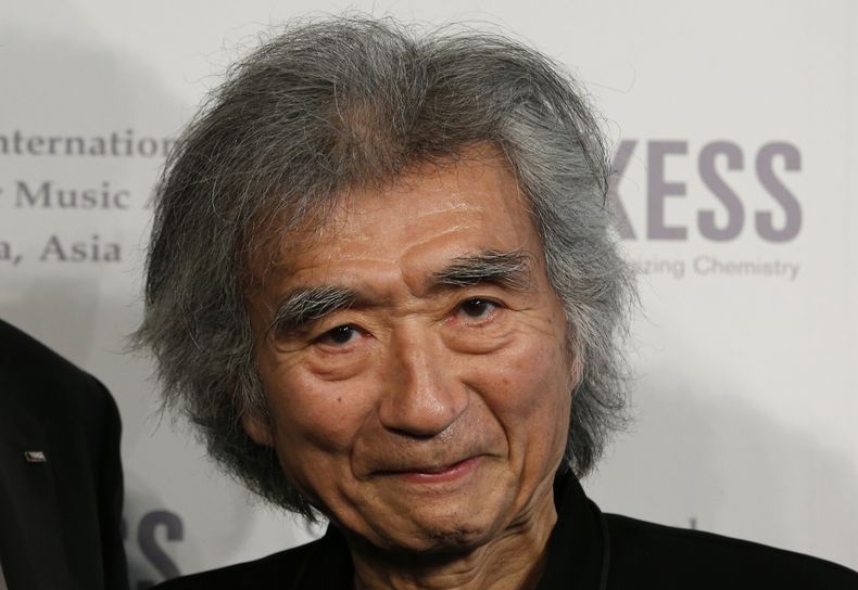 En esta imagen de archivo, el exdirector de la Orquesta Sinfónica de Boston, Seiji Ozawa, posa para los fotógrafos durante una conferencia de prensa en Tokio, el 3 de abril de 2013. (AP Foto/Shizuo Kambayashi, archivo)