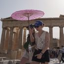 Turistas caminan por la Acrópolis, en Atenas, Grecia, bajo el fuerte calor, el 12 de junio de 2024. (AP Foto/Petros Giannakouris, Archivo)