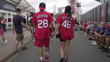 Aficionados con camisetas de los Cardenales de San Luis, el sábado 24 de junio de 2023, en Londres. (AP Foto/Kin Cheung)