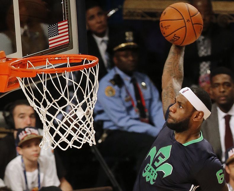 El jugador del Heat de Miami, LeBron James, clava el bal&oacute;n en el Juego de Estrellas de la NBA el domingo, 16 de febrero de 2014, en Nueva Orle&aacute;ns. (AP Photo/Bill Haber)