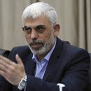 Yahya Sinwar, líder de Hamás en Gaza, saluda a sus simpatizantes durante un encuentro de dirigentes de facciones palestinas, el miércoles 13 de abril de 2022, en Ciudad de Gaza, Franja de Gaza. (AP Foto/Adel Hana)