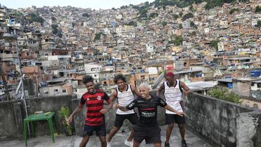 Jóvenes interpretan el estilo de baile callejero conocido como passinho para sus cuentas de redes sociales, en la favela Rocinha de Río de Janeiro, Brasil, el miércoles 17 de abril de 2024. El passinho, o pequeño paso, creado en la década del 2000 por jóvenes de las favelas de Río, fue declarado patrimonio cultural inmaterial por los legisladores estatales. (Foto AP/Silvia Izquierdo)