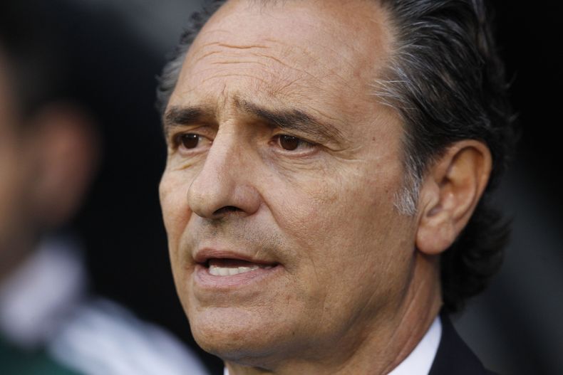 El t&eacute;cnico de Italia Cesare Prandelli observa el partido amistoso ante Irlanda en Londres el s&aacute;bado 31 de mayo de 2014. (AP Foto/Sang Tan)