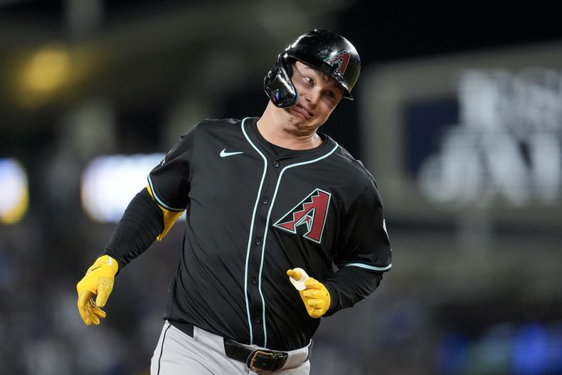 Joc Pederson, de los Diamondbacks de Arizona, festeja tras conectar un jonrón de tres carreras en el encuentro ante los Dodgers de Los Ángeles, el martes 21 de mayo de 2024 (AP Foto/Marcio José Sánchez)