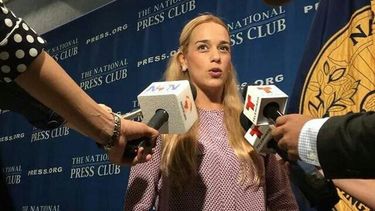 americateve | Lilian Tintori pidió apoyo internacional para lograr la liberación del opositor, preso desde el pasado 18 de febrero bajo la acusación de instigar las protestas estudiantiles. "El proceso judicial es por completo una broma"
