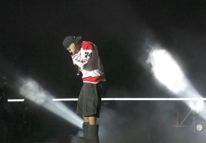 El cantante mexicano Emilio de la Rosa de la banda Latin Mafia durante su concierto en el Coca-Cola Flow Fest en la Ciudad de México, el sábado 25 de noviembre de 2023. (Foto AP/Berenice Bautista)
