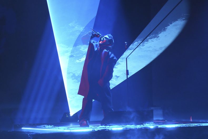 The Weeknd presenta un popurrí durante la 67ª entrega anual de los Grammy el domingo 2 de febrero de 2025 en Los Ángeles. (Foto AP/Chris Pizzello)