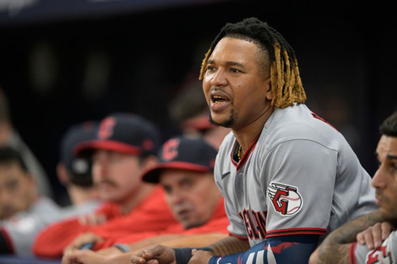 El tercera base de los Guardianes de Cleveland José Ramírez observa la segunda entrada del juego 2 de la Serie de Campeonato ante los Rays de Tampa Bay el martes 13 de octubre del 2026. (AP Foto/Phelan M. Ebenhack)